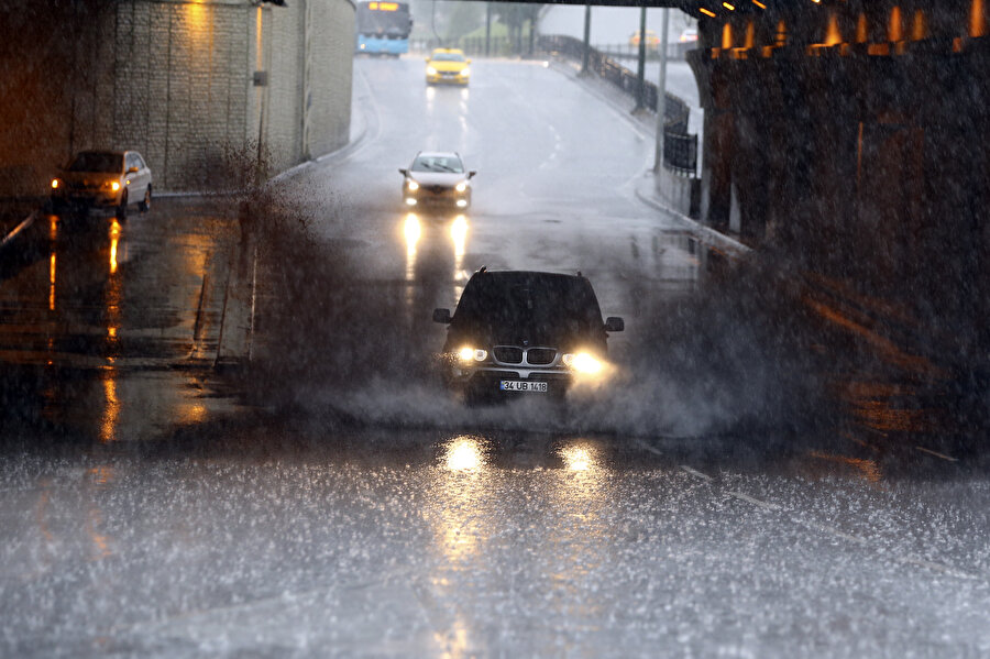 İstanbul’da beklenen yağmur etkisini göstermeye başladı.