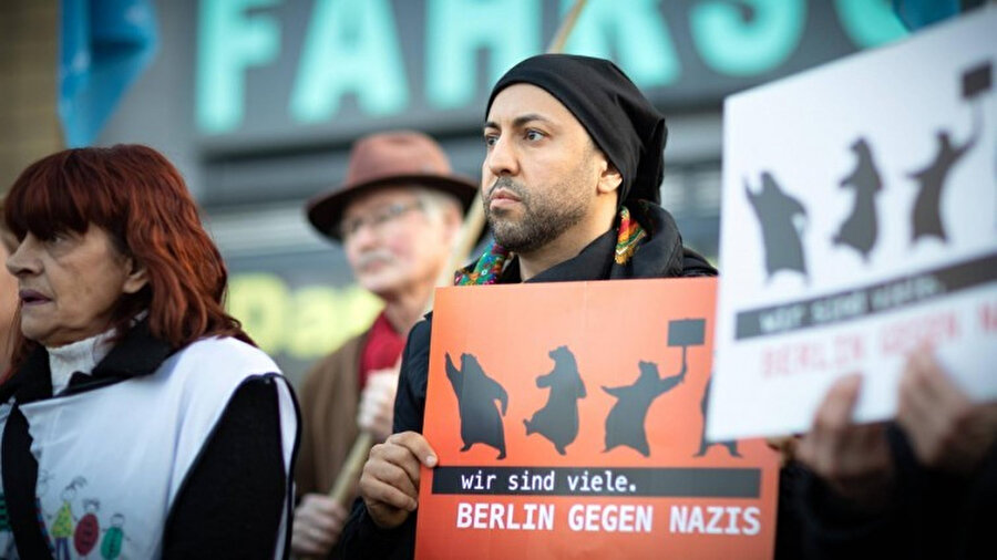  Ferat Koçak, Berlin-Neukölln’deki Nazi karşıtı bir gösteride. 
