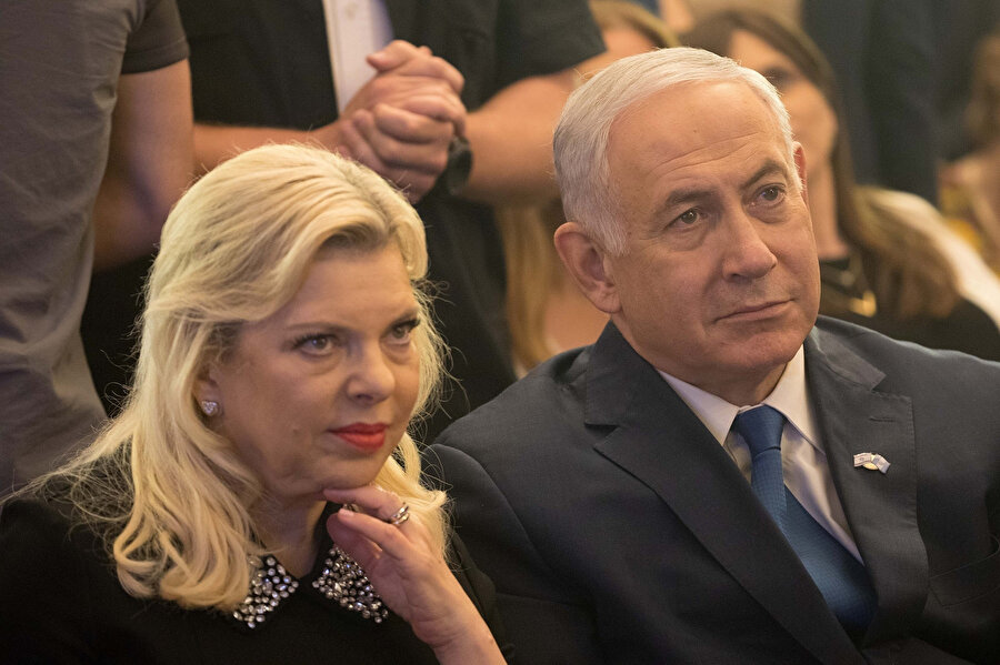 İsrail tarihinin en sansasyonel başbakan eşi olan Sara Netanyahu, politikaya da müdahale etmesiyle biliniyor.