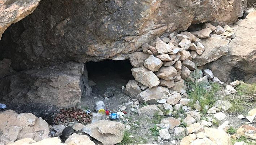 Operasyon kapsamında girilen mağaralarda mühimmatlar ele geçirildi.