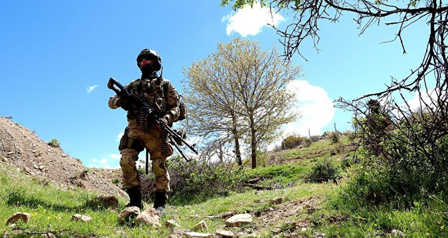 Türk askerleri bölgede girilmedik yer bırakmıyor.