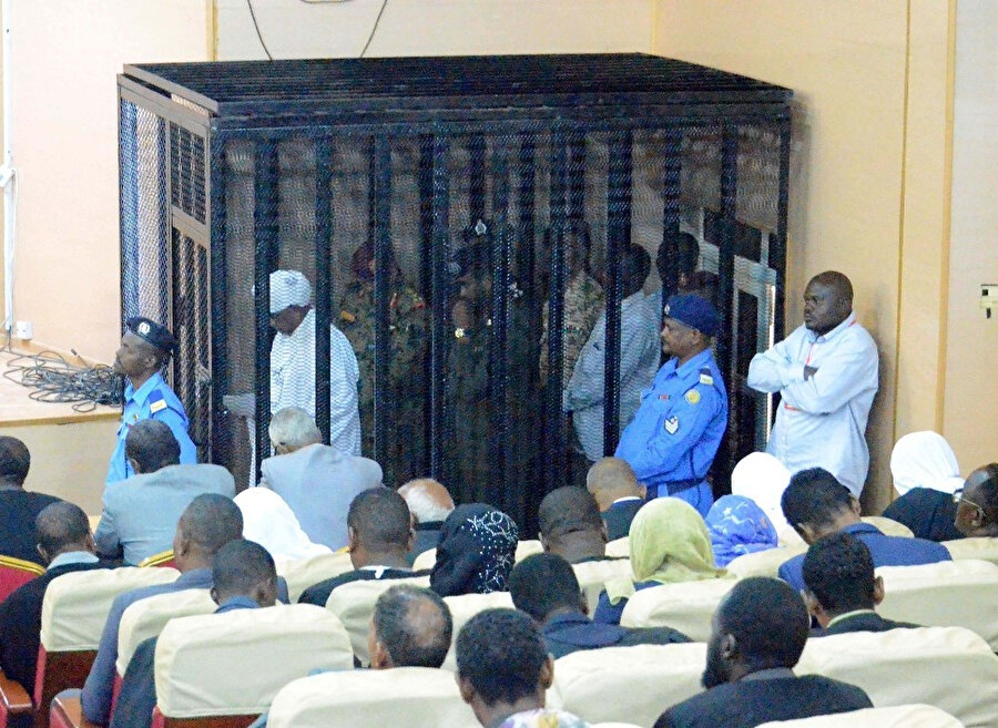 Eski Sudan Devlet Başkanı Ömer el-Beşir, yoğun güvenlik önlemleri altında yargılandı.