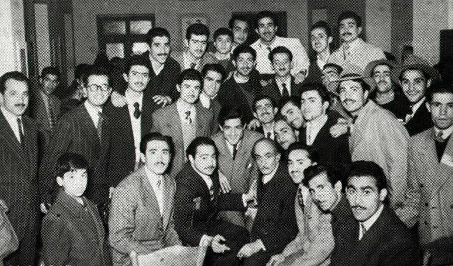 Tudeh Partisi'nden ayrıldıktan sonra bazı arkadaşlarıyla birlikte Celal Al-i Ahmed.