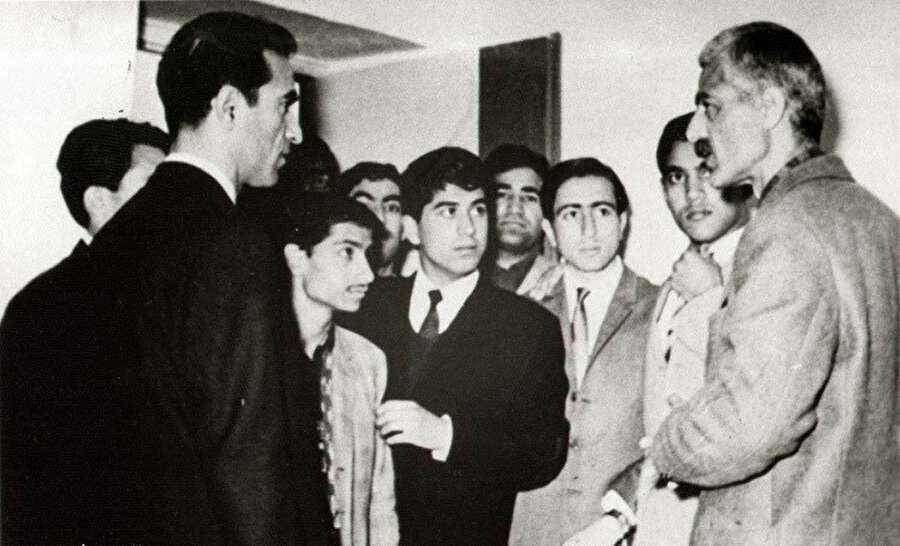 Celâl Âl-i Ahmed Tebriz Üniversitesi'nde öğrencilerle birlikteyken çekilmiş bir fotoğraf.