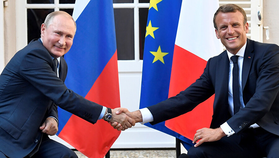 Macron ve Putin'in görüşmesinden renkli kareler -REUTERS