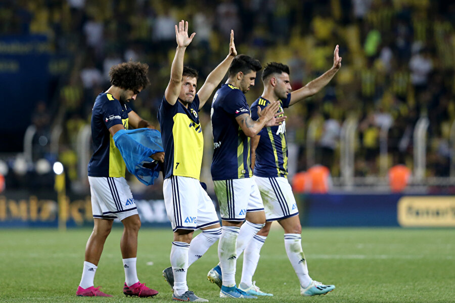 Fenerbahçeli futbolcuların tribünleri selamlıyor.