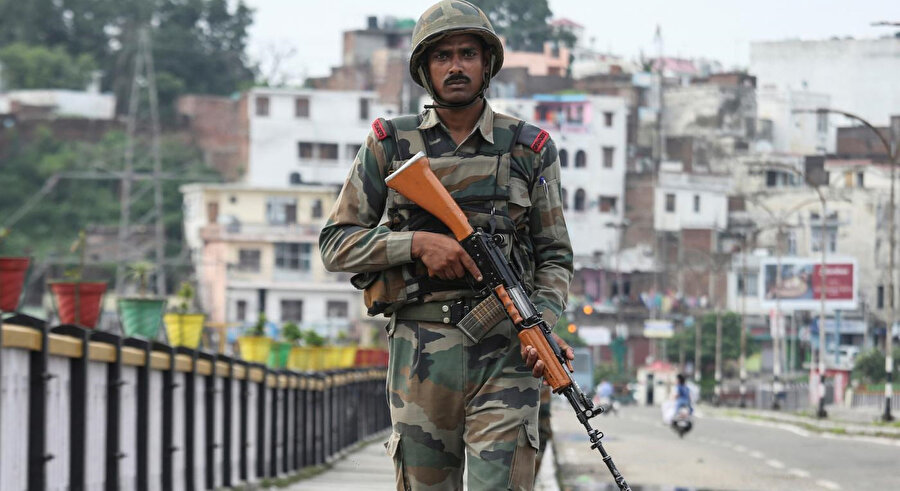 Keşmir'de Hint askerinin üstünlüğü sürüyor.