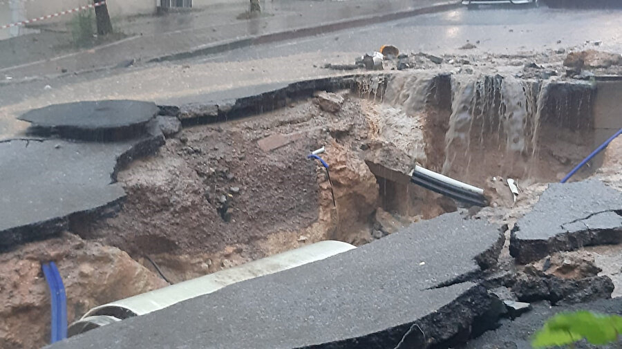 Gebze'de yağış nedeniyle yol çöktü. AA