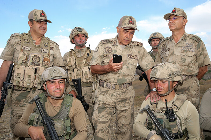 Jandarma Genel Komutanı Orgeneral Arif Çetin Kıran Operasyonu'na ilişkin bilgi aldı. -AA