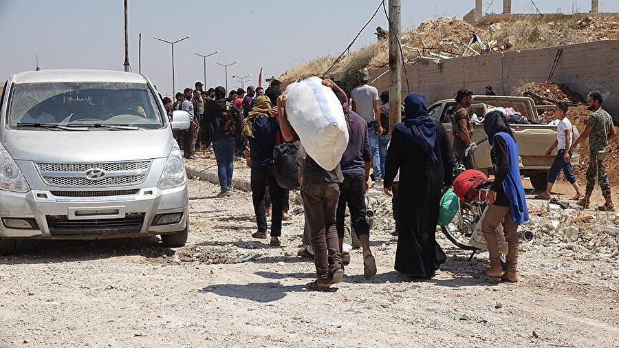 İdlib ilinde yoğunlaşan hava saldırıları sebebiyle bir milyona yakın insan evini terk etmek zorunda kaldı.