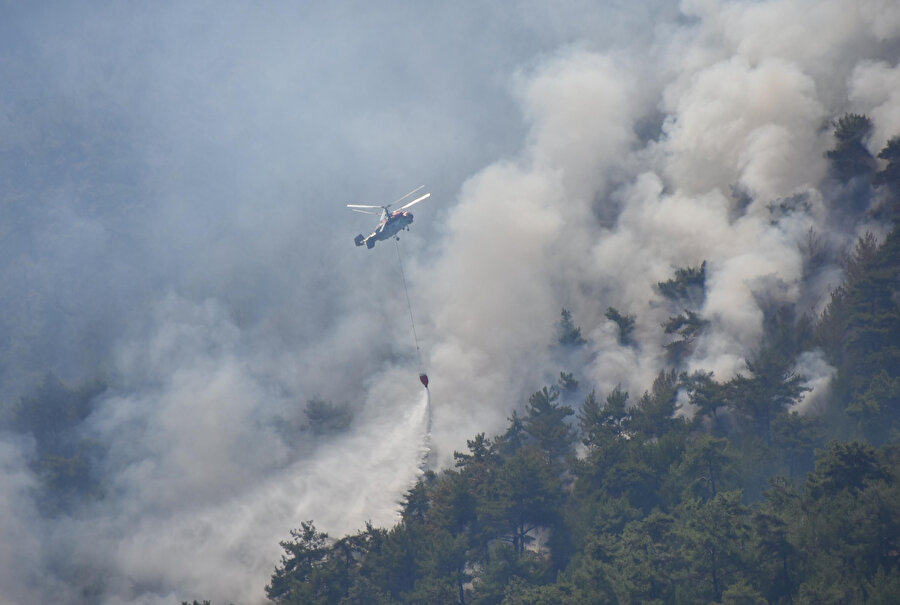İzmir'deki orman yangınına müdahale eden bir helikopter.