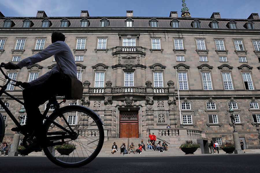 Danimarka'nın Christiansborg Sarayı'nın önünden geçen bir bisikletli böyle görüntülendi.