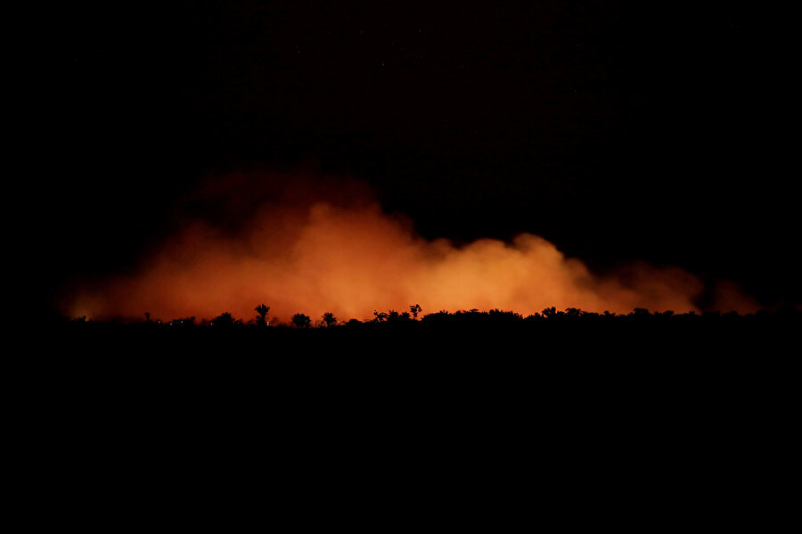 Amazon yağmur ormanlarındaki yangından bir görüntü.