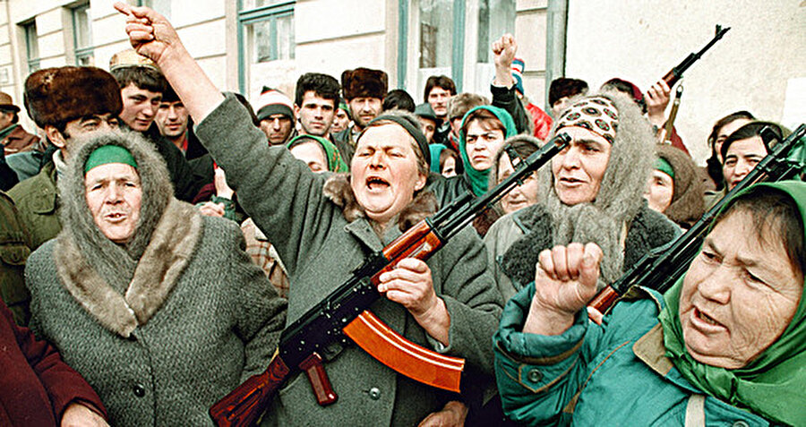 Rus işgalini protesto eden Çeçen kadınlar.
