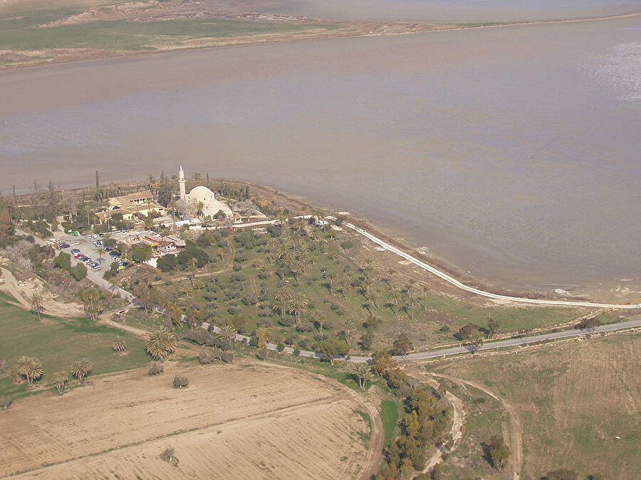 1816'da Kıbrıs muhassılı Seyyid Mehmed Emin Efendi tarafından yaptırılan Ümmü Harâm caminin uzaktan görünüşü.