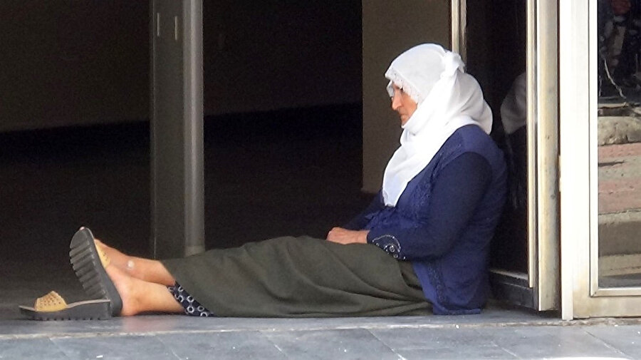 Hacire Akar, oğlunun teröün elinden kurtarmak için 4 gündür HDP binasının önünde oturma eylemi yapıyordu.