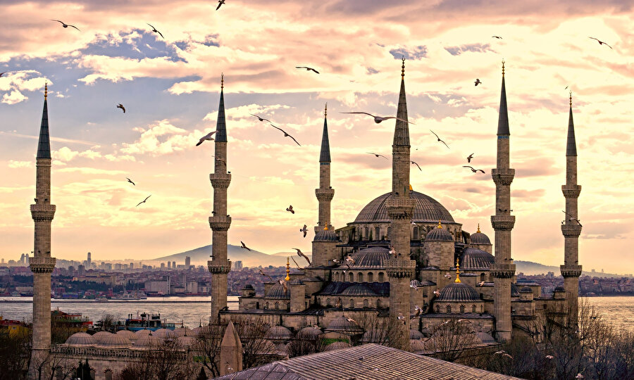 İstanbul da Müslüman Türk medeniyetinin -daha şümullü konuşalım- İslam medeniyetinin hülasasıdır.