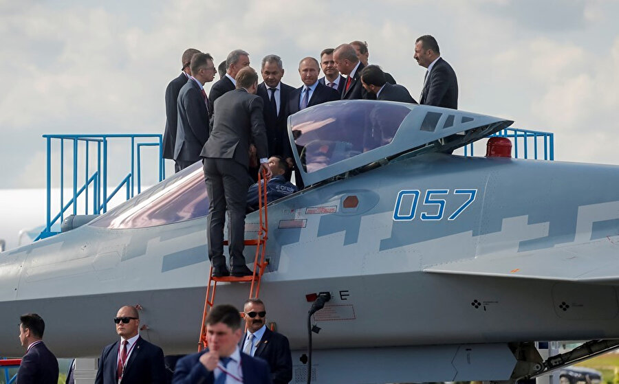Putin ile birlikte fuar alanındaki stantları gezen Erdoğan, aralarında 5'inci nesil Rus savaş uçağı SU-57'nin de bulunduğu uçak ve helikopterler hakkında bilgi aldı.