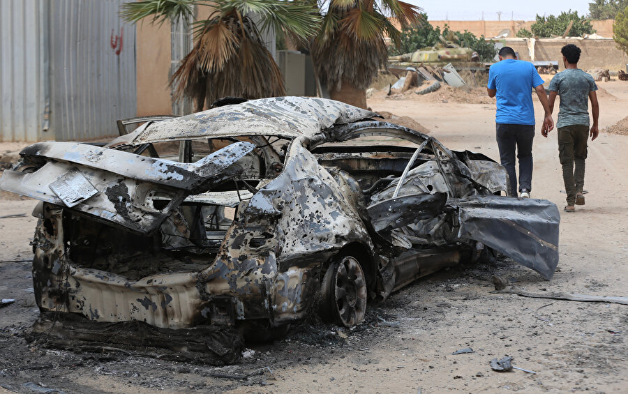 Saldırıların ardından yanan otomobil böyle görüntülendi.