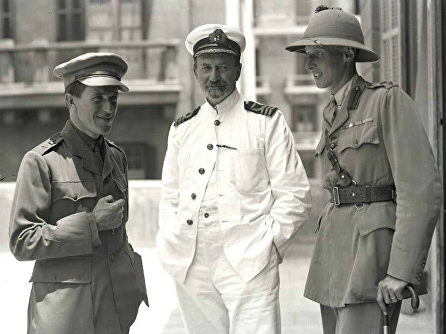  Hogarth (ortada), T. E. Lawrence (solda) ve Lt Col. Dawnay, Kahire'deki Arap Bürosu'nun önünde, Mayıs 1918.