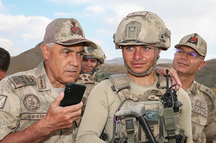 Jandarma Genel Komutanı Orgeneral Arif Çetin'in (Solda) emir ve komutasında başlatılan Kıran Operasyonu'ndan bir fotoğraf.