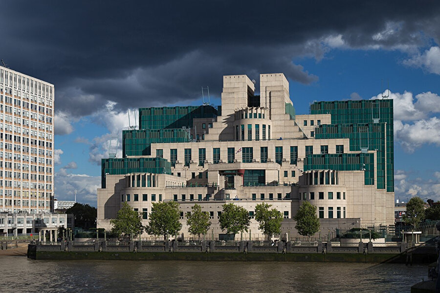 İngiltere'nin istihbarat teşkilatı MI6. 