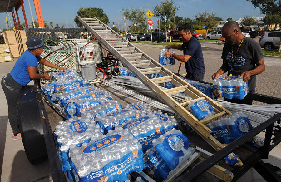  ABD'liler Dorian Kasırgası'nın gelişine hazırlık için bir Home Depot otoparkındaki römorklara su yüklüyorlar.