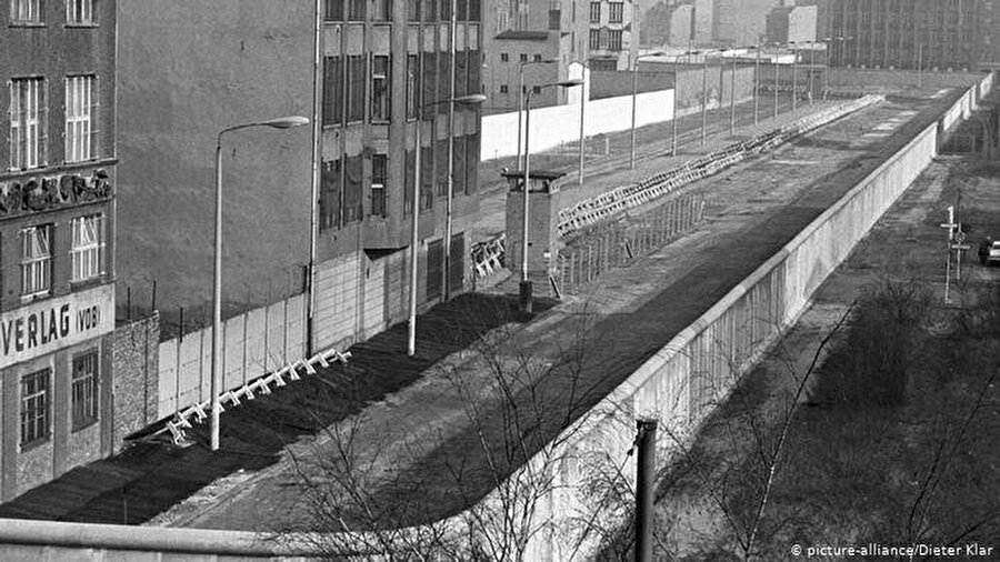 Berlin Duvarı, Doğu Almanya vatandaşlarının Batı Almanya'ya kaçmalarını önlemek için Doğu Alman meclisinin kararı ile yapılmıştı.