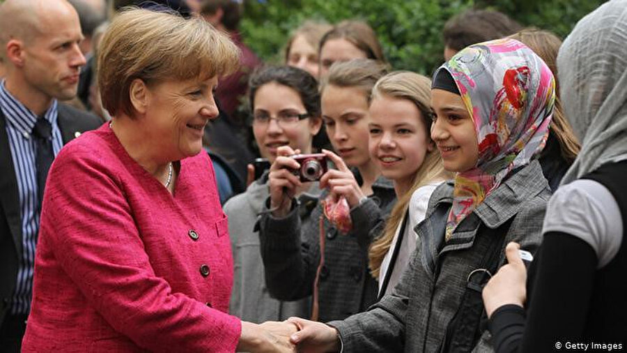 Angela Merkel (solda)