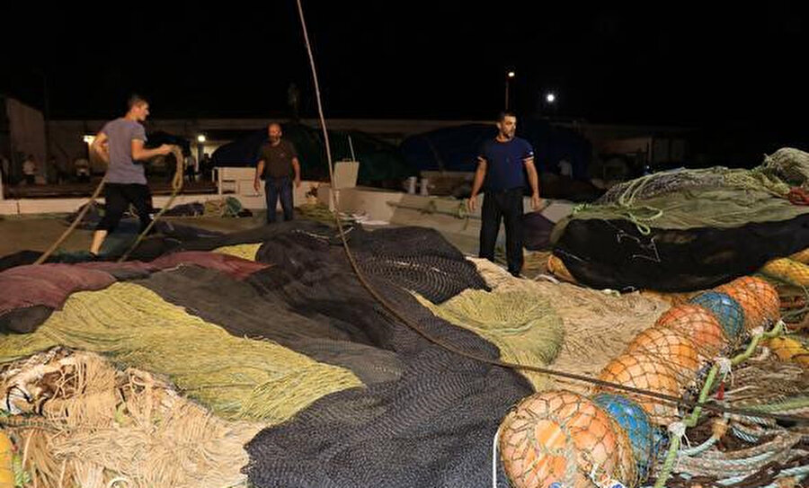 Av yasağının bitmesinden önce hazırlıklarını tamamlayan balıkçılar gece yarısında limanlardan hareket etti 