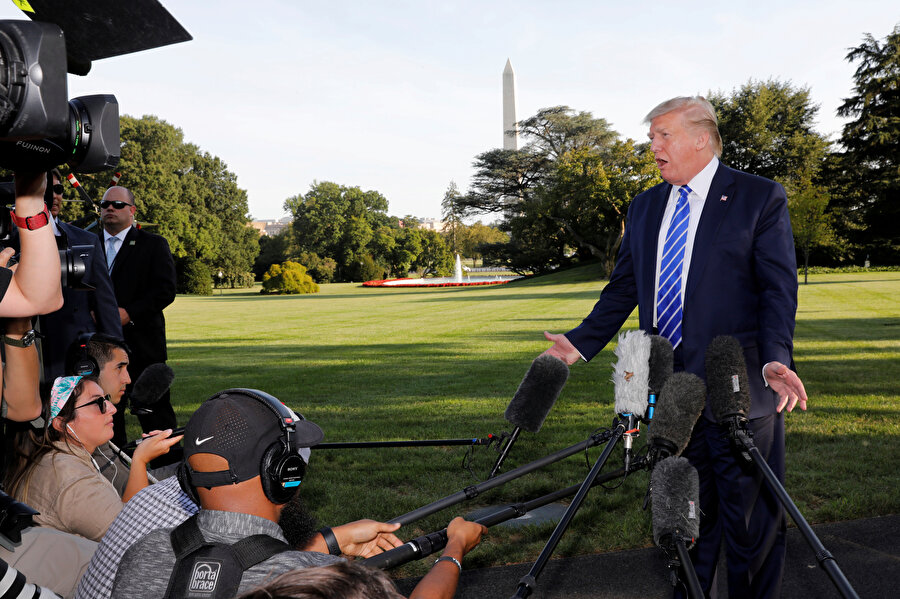 ABD Başkanı Donald Trump gazetecilerin sorularını yanıtlarken görünüyor. 