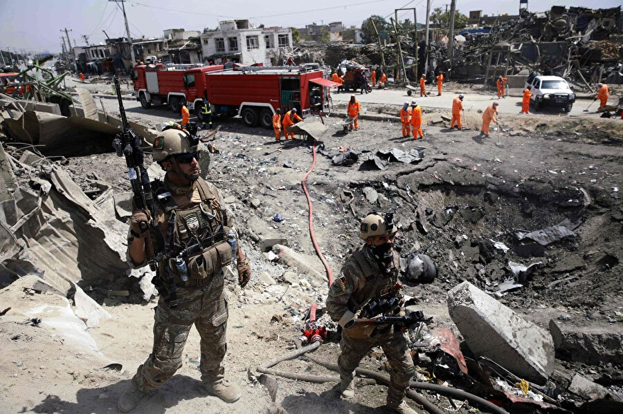 Afgan güvenlik güçleri patlamanın gerçekleştiği alanda incelemelerde bulunuyor.