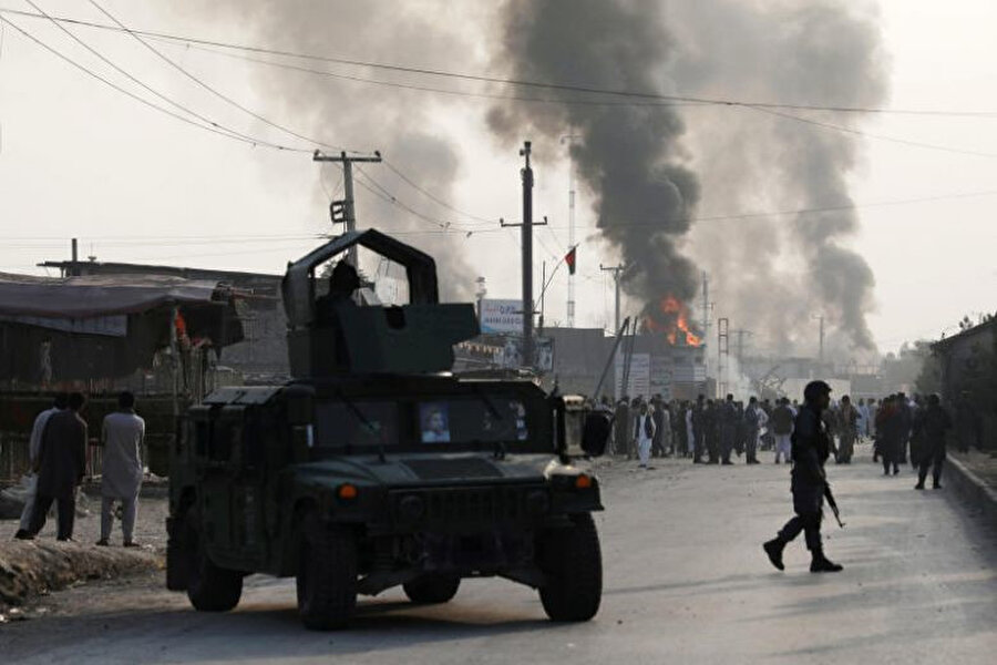 Patlama sonrası protesto gösterisi düzenleyen Afganlar.