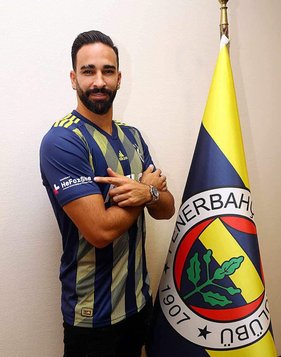 Adil Rami, Fenerbahçe bayrağıyla pozunu veriyor.