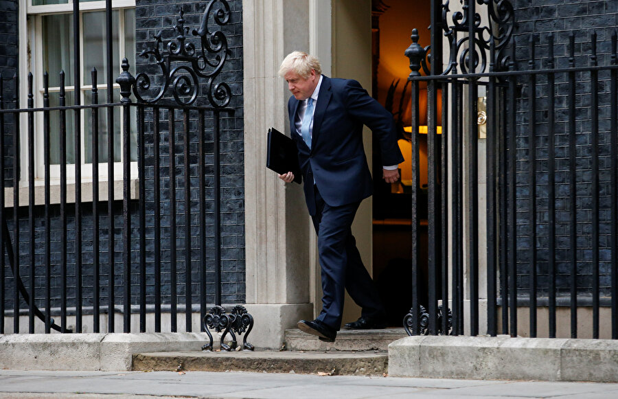 Boris Johnson, başbakanlık ofisi 10 Numara'dan çıkarken görünüyor.