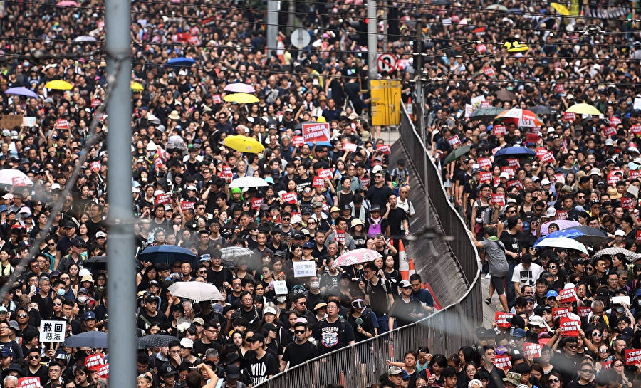 Protestolarda binlerce kişi sokaklara dökülerek eylem yaptı.