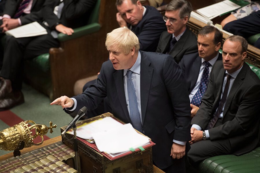 İngiltere Başbakanı Boris Johnson konuşma yaptığı sırada görünüyor.