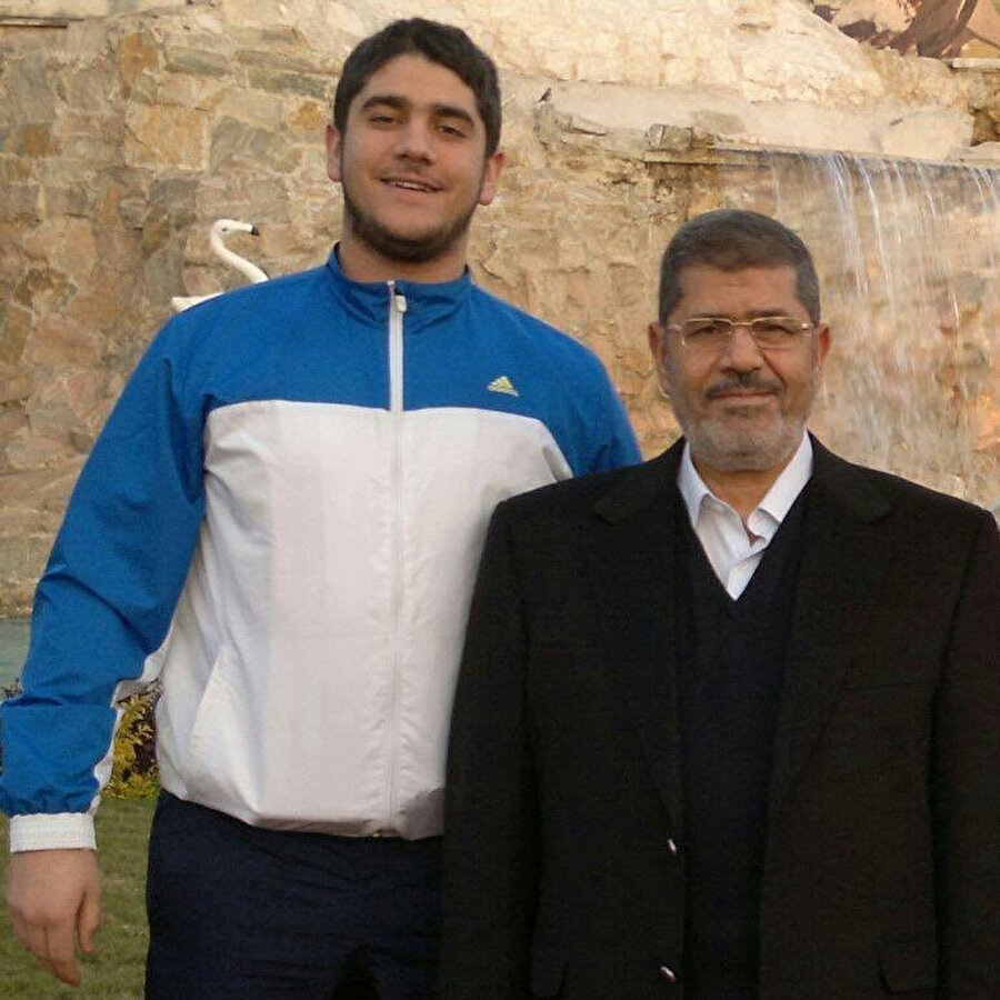 Abdullah Mursi'nin babası Muhammed Mursi ile çekilmiş bir fotoğrafı.