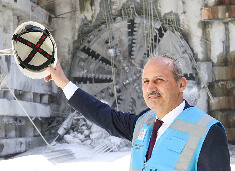 Ulaştırma ve Altyapı Bakanı Cahit Turhan, Gayrettepe-İstanbul Havalimanı Metro Hattı Hasdal-İstanbul Havalimanı Kesimi Tünel Delme İşlemlerinin Tamamlanması ve Işık Göründü Töreni'ne katıldı. 