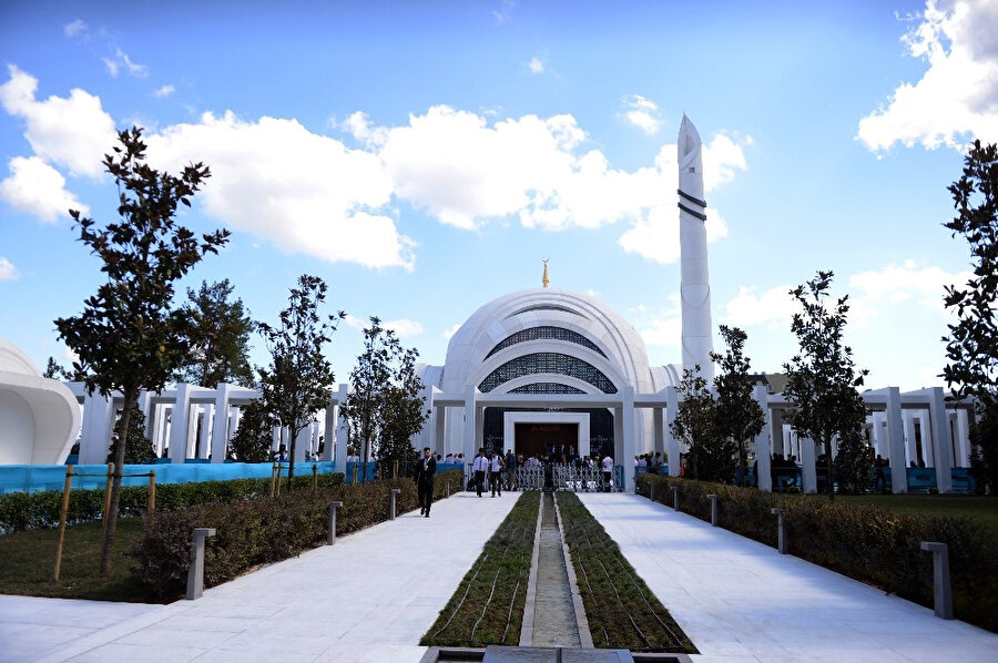 3 bin kişi kapasiteli Abdülhakim Sancak Camii açıldı.