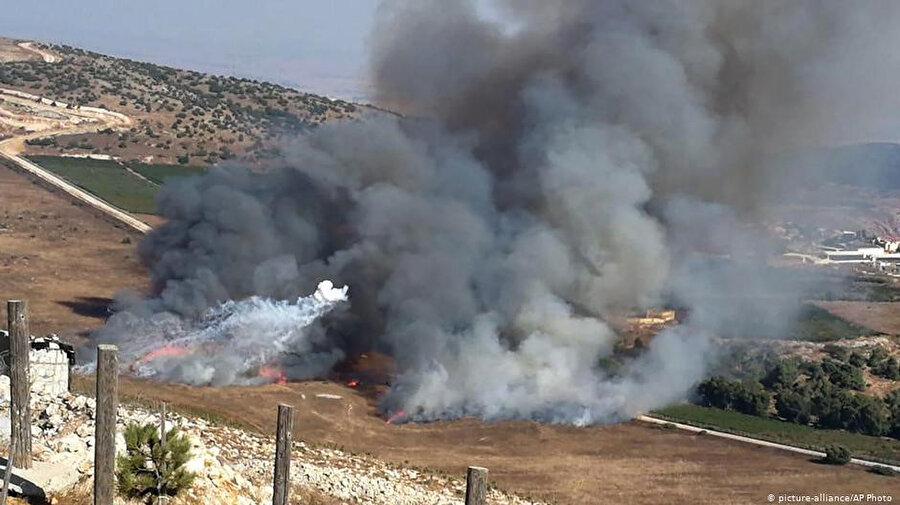  İsrail Savunma Kuvvetleri'nin Lübnan sınırındaki köyleri topçu ateşine tutmasının ardından ortaya çıkan görüntü.