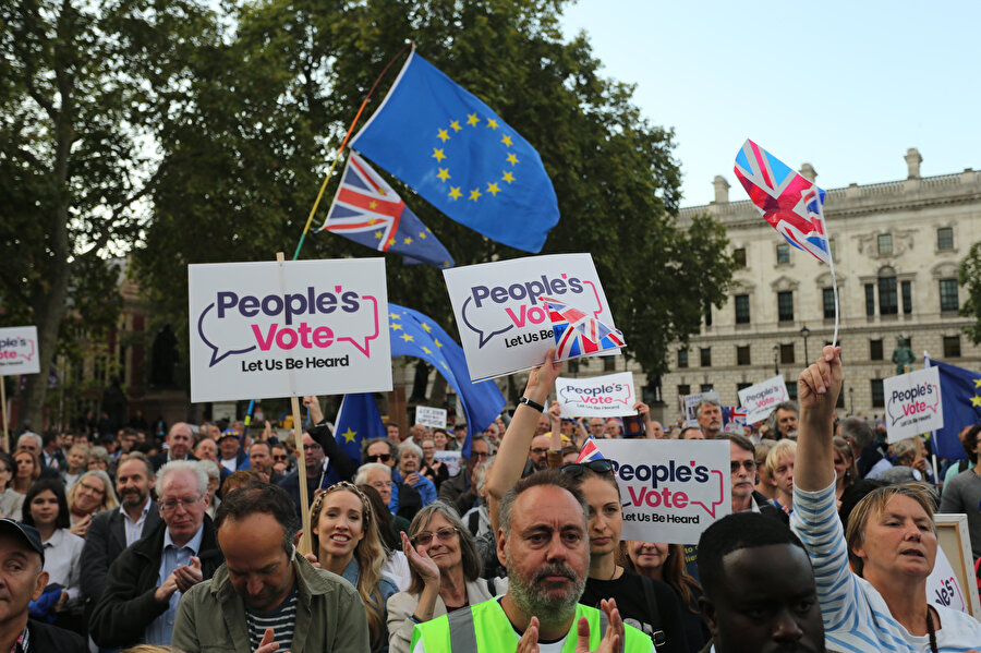 İngiltere'nin başkenti Londra'daki Parlamento Binası önünde, AB bayrakları ve pankartlarla Brexit karşıtı gösteri düzenlendi.