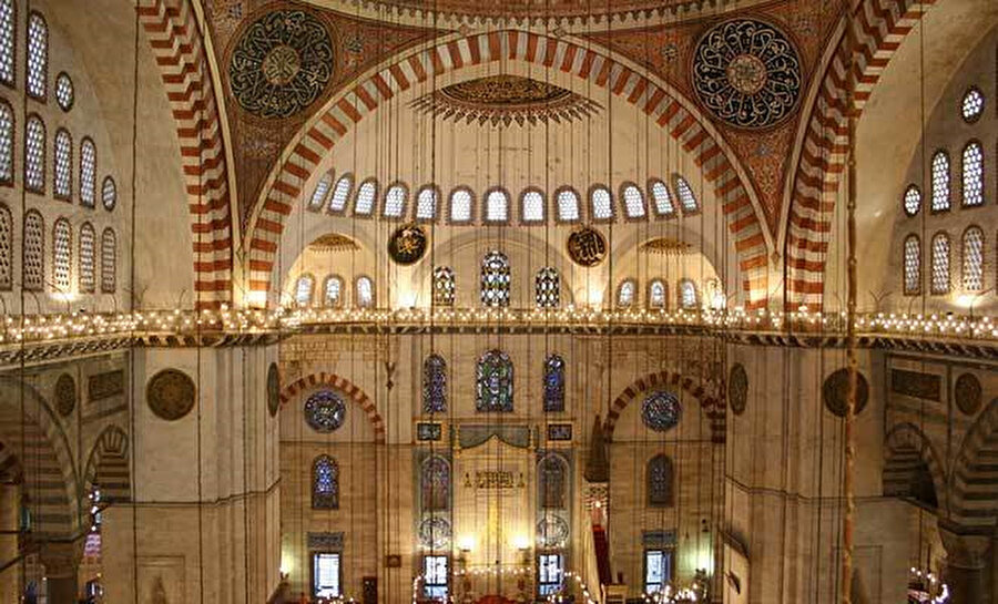 İstanbul camisinde biri Müslüman oldu.