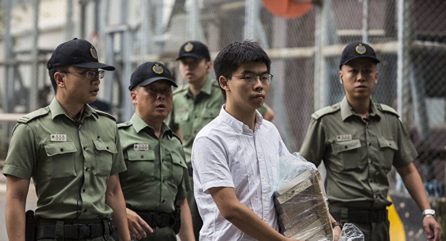Hong Kong eylemlerinde faaliyet yürüten batı yanlısı 'Demosisto' örgütü, önderleri Joshua Wong ile Agnes Chow'un kefaletle serbest bırakıldıkları öğrenildi.