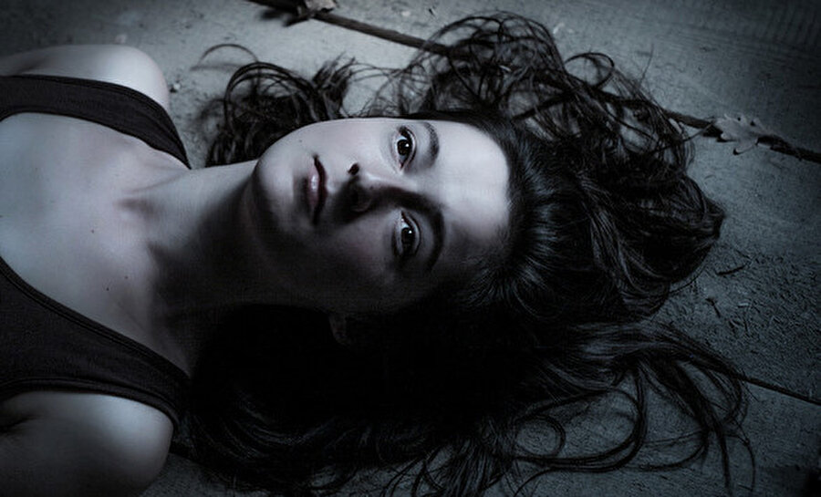 Dik durup göğe başkaldırma yerine, yere yakınlıktan, tehlikeye karşı kapalı ve korunaklı olmaktan yıldızlara doğru bir yol bulur kendine Kafka.