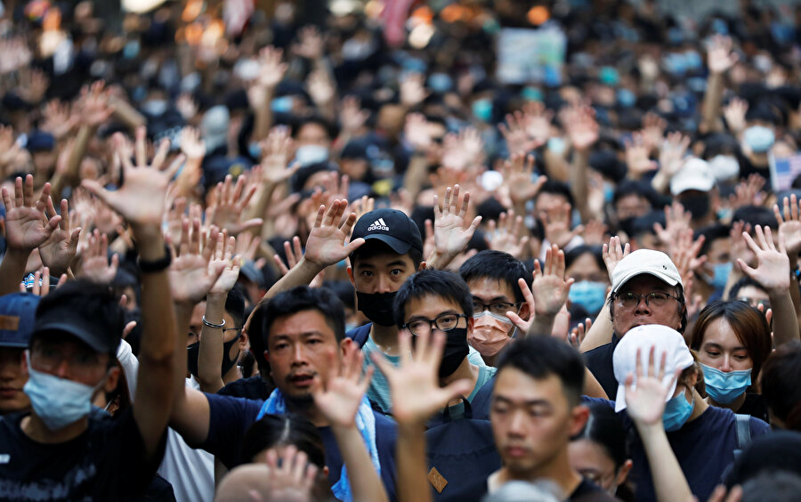  Protestocular, Hong Kong’daki ABD Başkonsolosluğu'nun karşısında miting düzenledi.