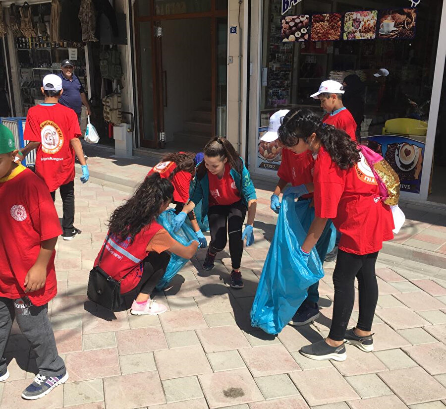 Ağrı'nın Doğubayazıt ilçesinde Gençlik ve Spor İlçe Müdürlüğü koordinesinde bir araya gelen gönüllü gençler, çevre temizliği konusunda farkındalık oluşturmak amacıyla kampanya başlatmıştı.