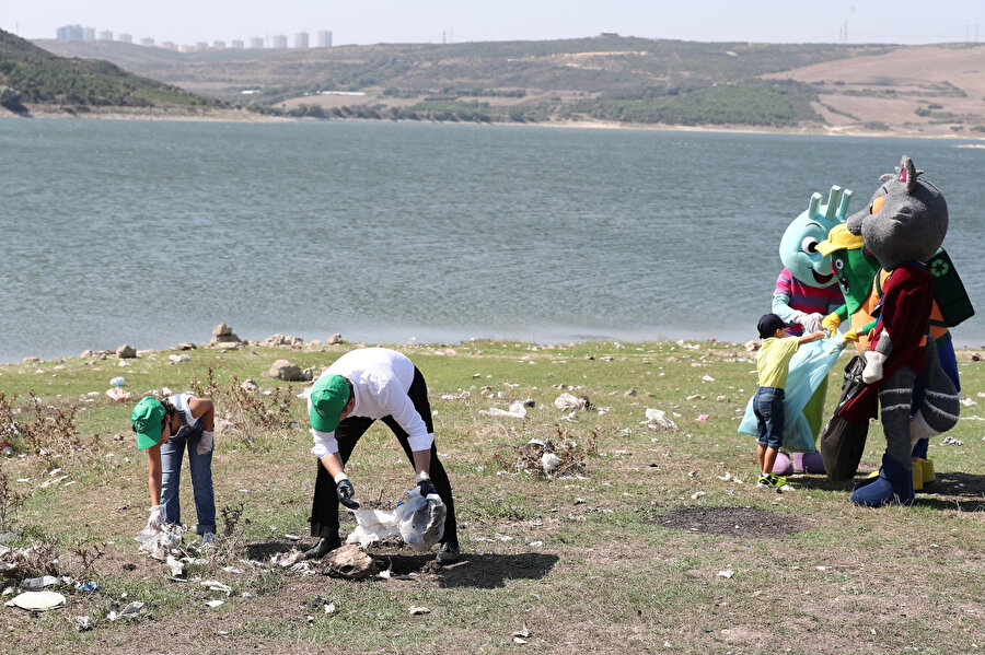 Başakşehir Belediye Başkanı Yasin Kartoğlu, temiz çevre ve sıfır atık projelerine dikkat çekmek amacıyla çocuklar ve Başakgiller’le birlikte Sazlıdere Barajı’nda piknikçilerin çevreye bıraktığı çöpleri topladı.