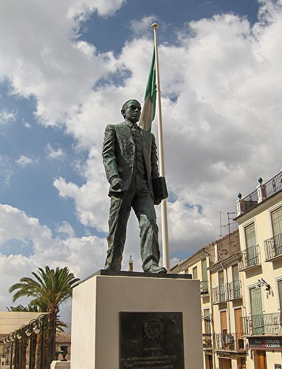 Blas Infante anısına yapılmış bir heykel ve Endülüs bayrağı.