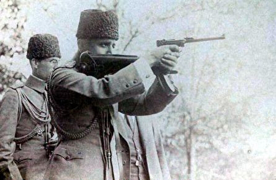 Bolşeviklerin kendisini İngilizlere karşı koz olarak kullandığını anlayan Enver Paşa, onlarla yolunu kesin olarak ayırdıktan sonra, Türkistan Türklerinin Rusya’ya karşı ayaklanmasını tertip etti.